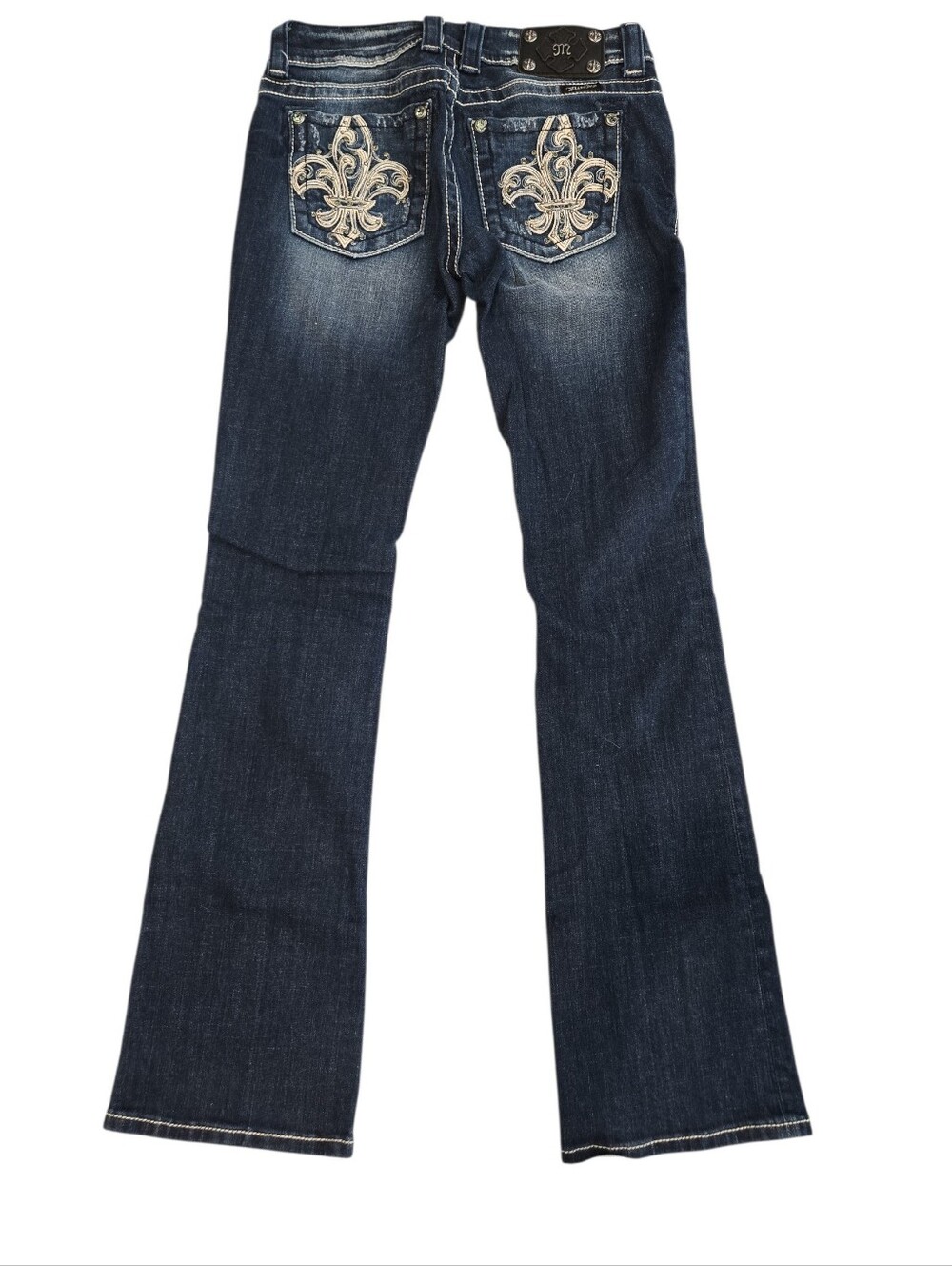 MISS ME BOOT FEATURING FLEUR-DE-LIS BACK POCKETS W/ CONTRASTING STITCHING. SZ 27